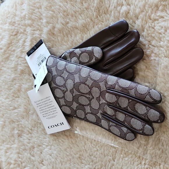 NWT Coach Signature Jacquard and Oak Brown Leather Tech Gloves ๐ค๐งค๐ - Picture 13 of 16